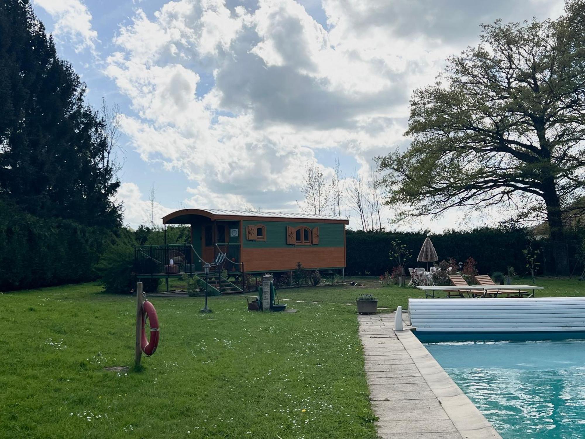 La Roulotte Deluxe De Malpas Bed & Breakfast Quingey Exterior photo