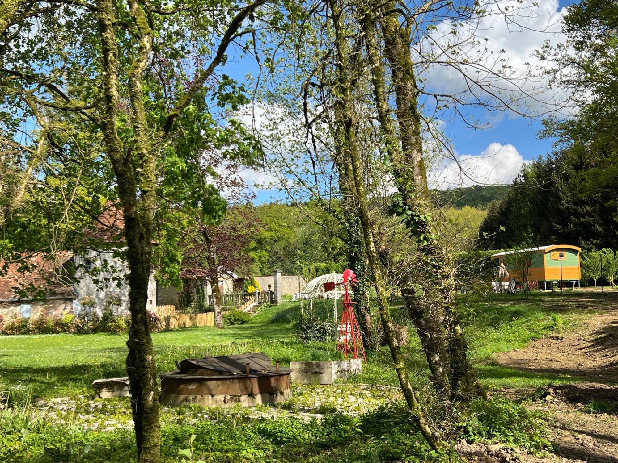 La Roulotte Deluxe De Malpas Bed & Breakfast Quingey Exterior photo