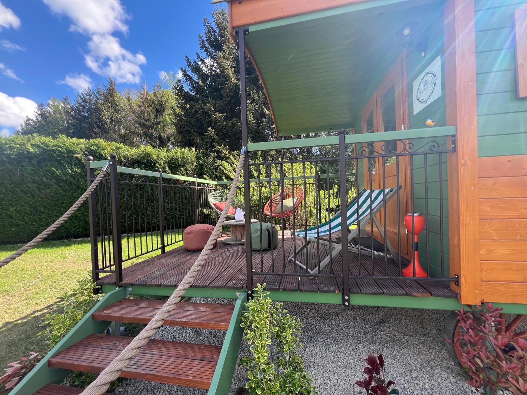 La Roulotte Deluxe De Malpas Bed & Breakfast Quingey Exterior photo