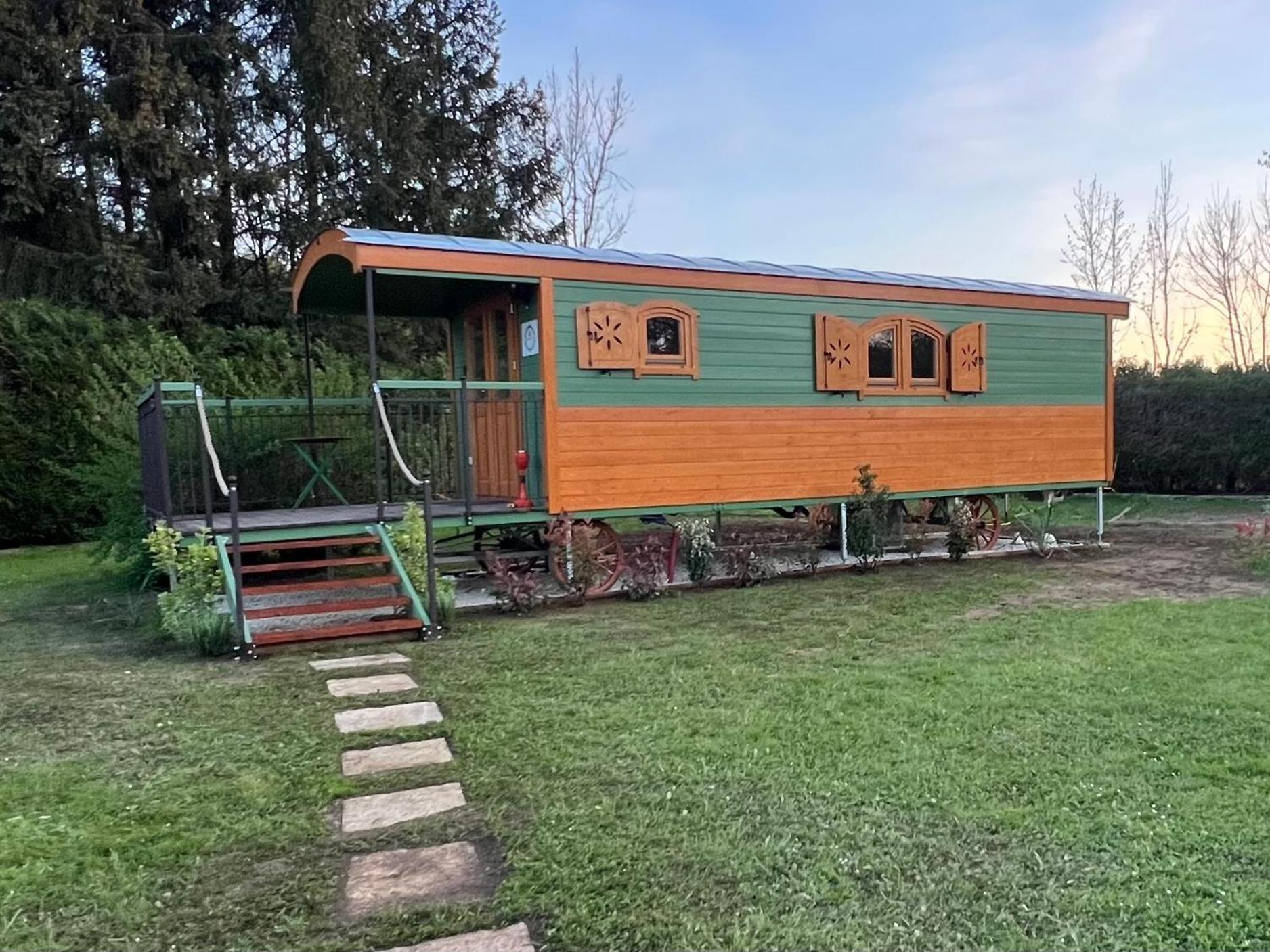 La Roulotte Deluxe De Malpas Bed & Breakfast Quingey Exterior photo